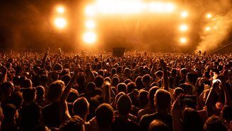 点亮聚光灯：为难忘演唱会提供发电机组